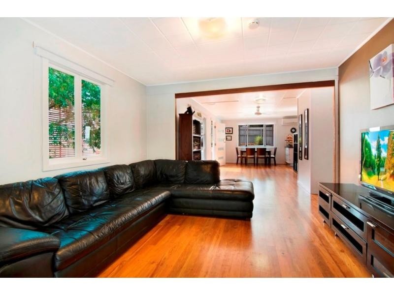 31 Fernlea Avenue, Scarborough QLD 4020