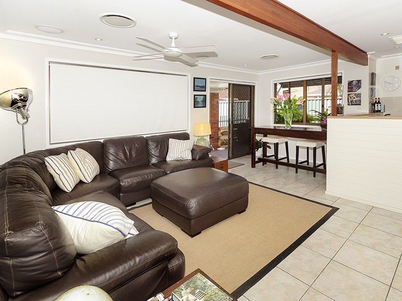 9 Valiant Court, Newport QLD 4020