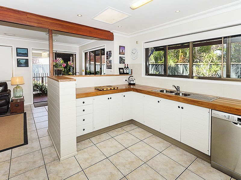 9 Valiant Court, Newport QLD 4020