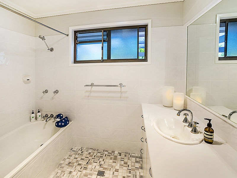 9 Valiant Court, Newport QLD 4020