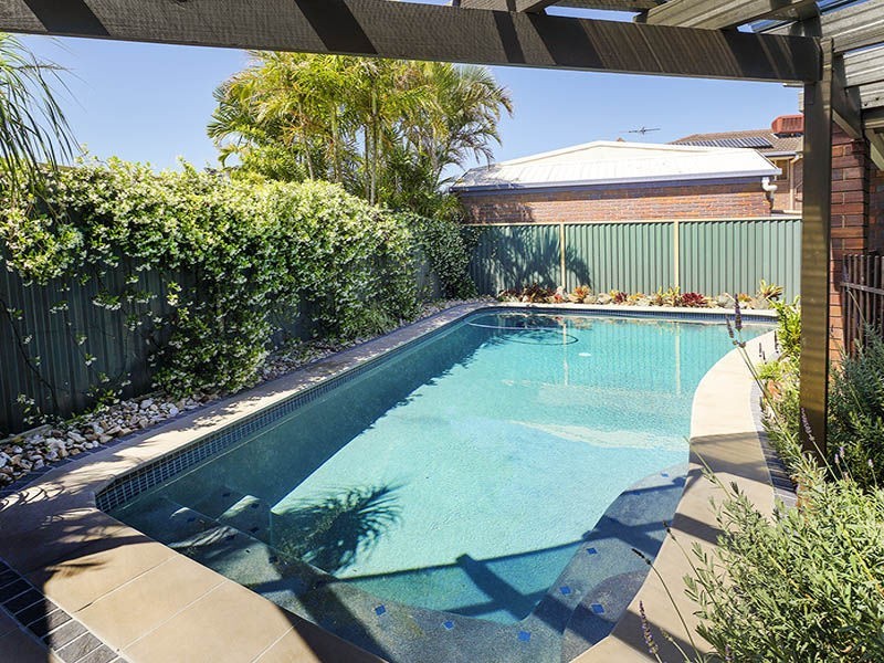 9 Valiant Court, Newport QLD 4020