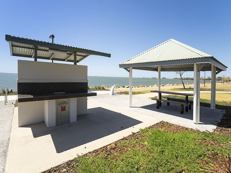 9 Valiant Court, Newport QLD 4020