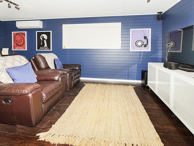 9 Valiant Court, Newport QLD 4020