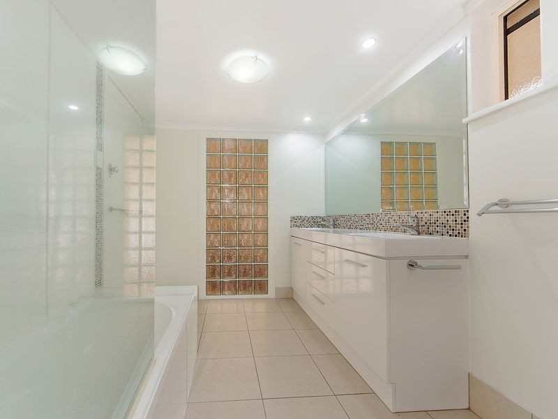 43 Griffith Road, Scarborough QLD 4020