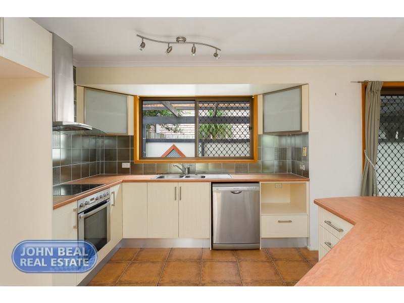 27 Benson St St, Scarborough QLD 4020