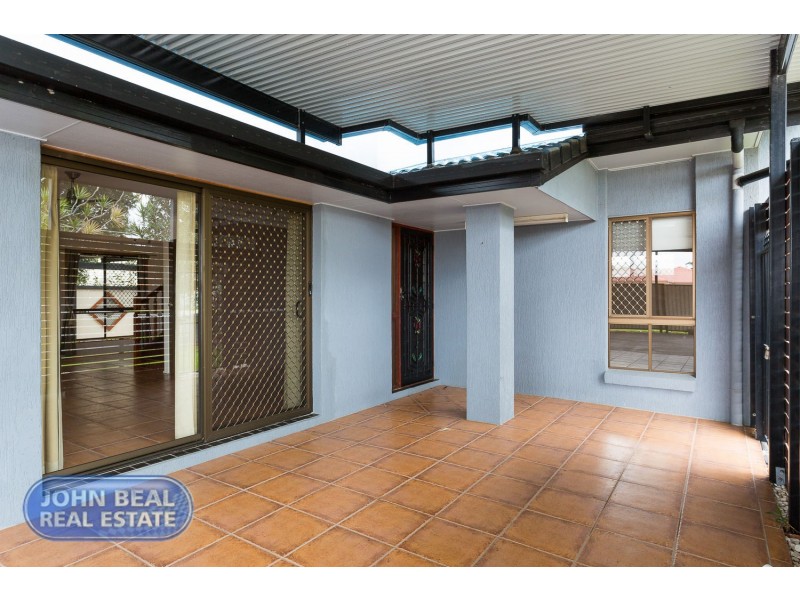 27 Benson St St, Scarborough QLD 4020