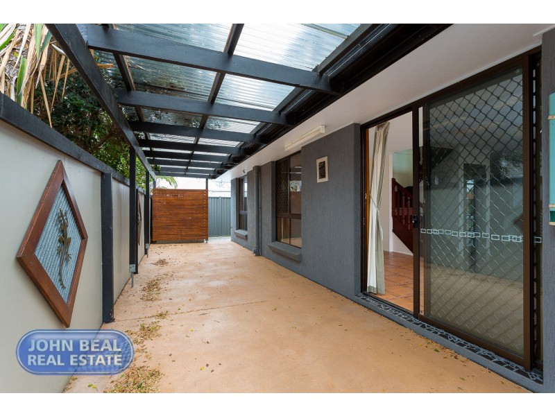 27 Benson St St, Scarborough QLD 4020