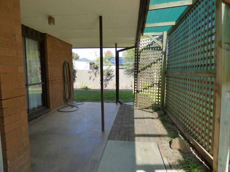 2/8A Riverview Road, Benalla VIC 3672