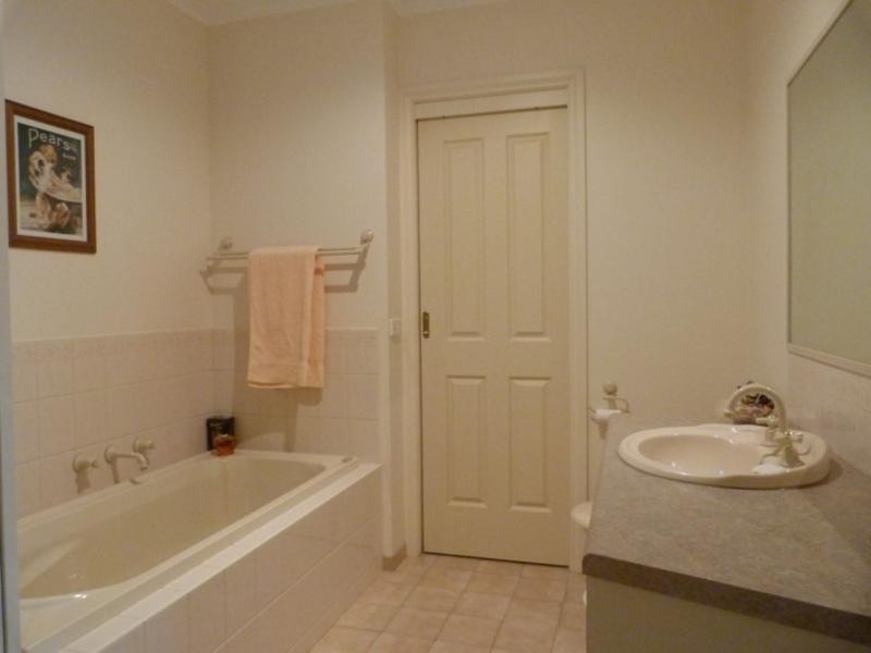 8 River Gum Avenue, Benalla VIC 3672