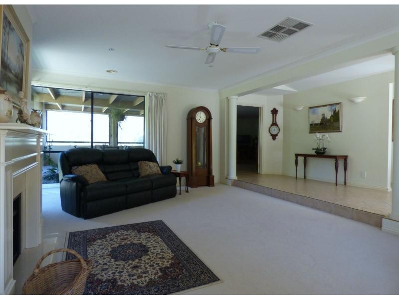 18 Shawbrook, Avenue, Benalla VIC 3672