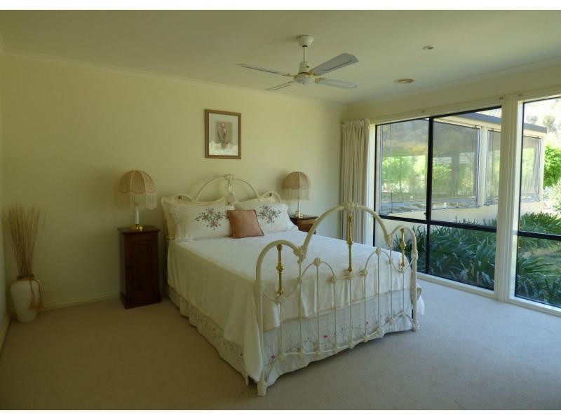 18 Shawbrook, Avenue, Benalla VIC 3672