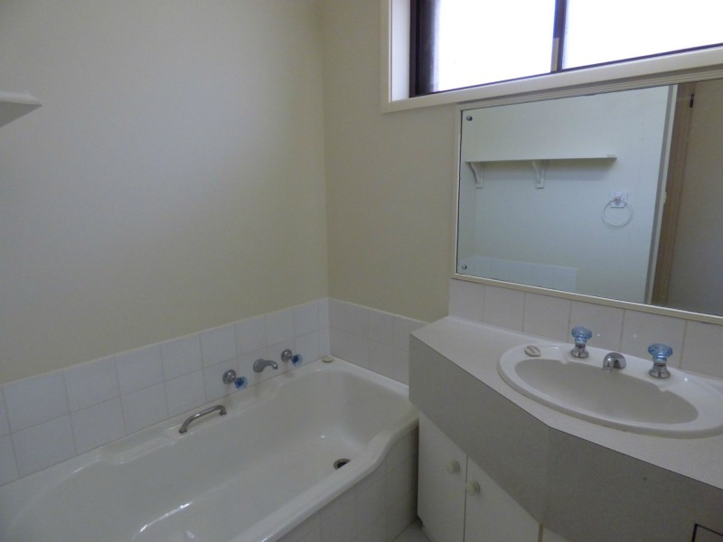 44 Monds Avenue St, Benalla VIC 3672