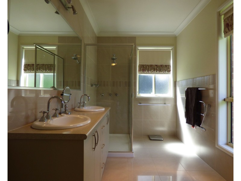 54 Grant Dr, Benalla VIC 3672