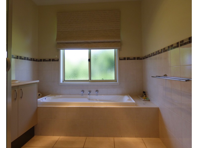 54 Grant Dr, Benalla VIC 3672