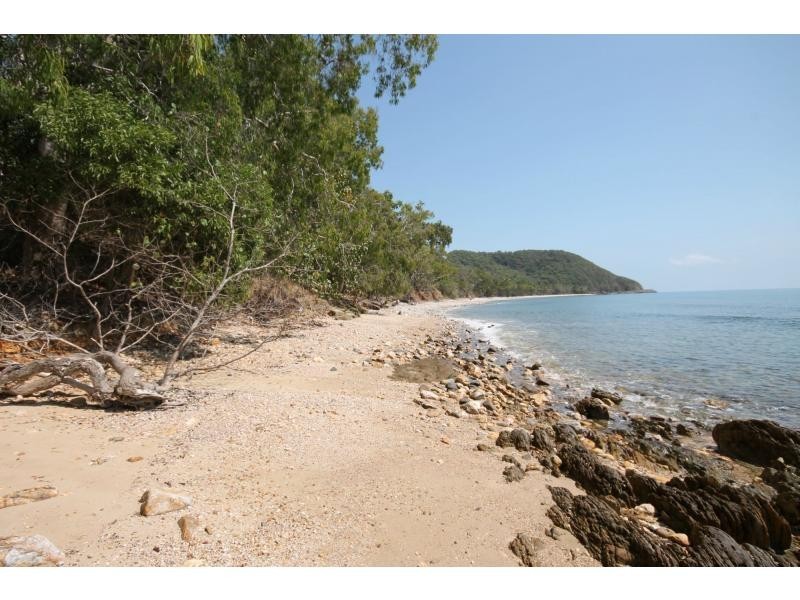 9 Toll Gate Road, Oak Beach QLD 4877