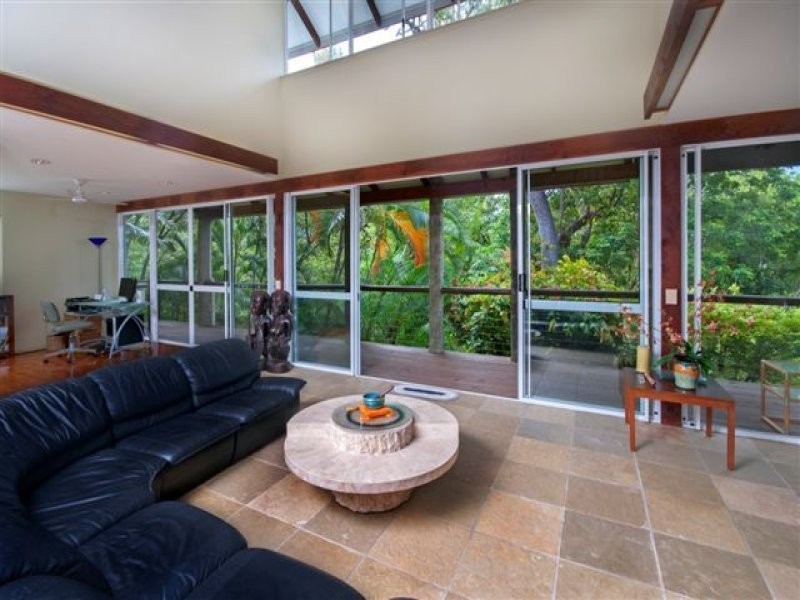 32 Reynolds Road, Oak Beach QLD 4877