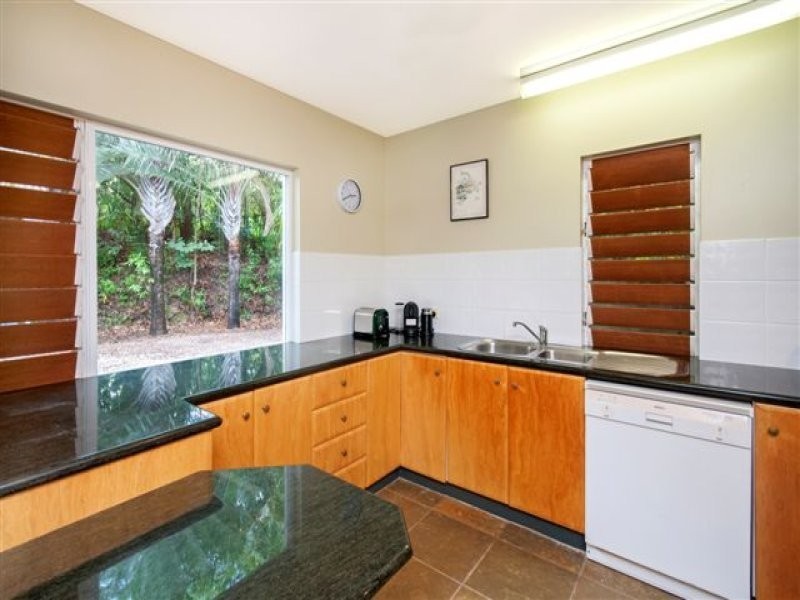 32 Reynolds Road, Oak Beach QLD 4877