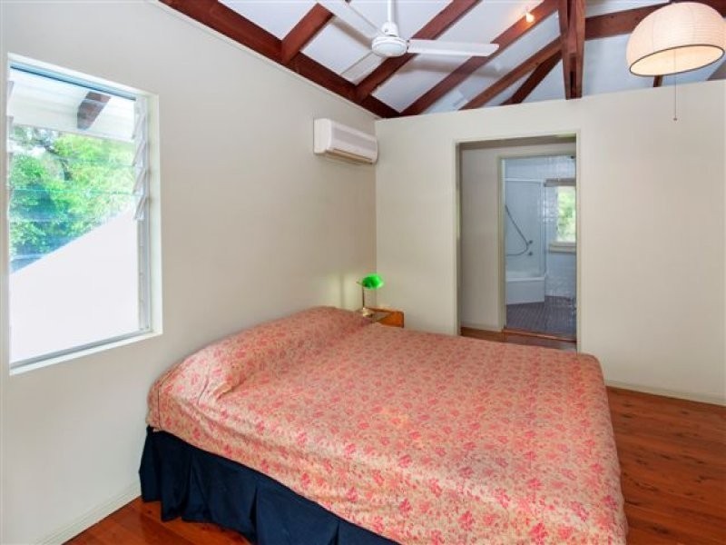 32 Reynolds Road, Oak Beach QLD 4877