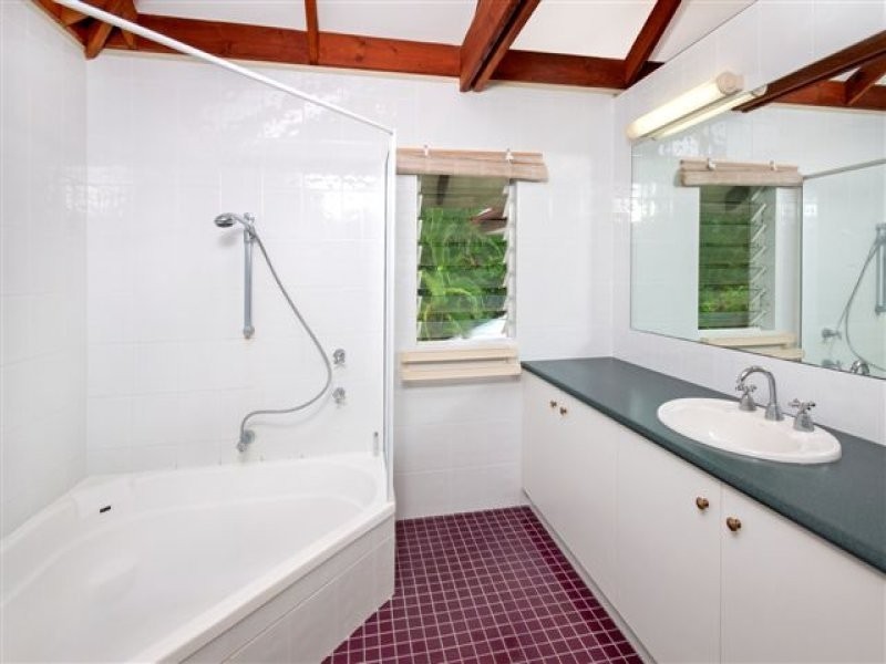 32 Reynolds Road, Oak Beach QLD 4877