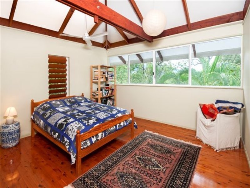 32 Reynolds Road, Oak Beach QLD 4877