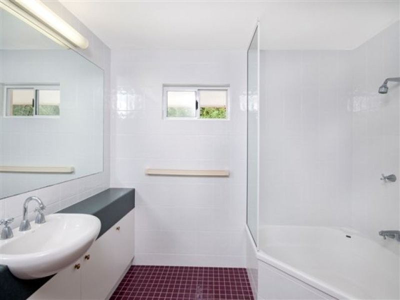 32 Reynolds Road, Oak Beach QLD 4877