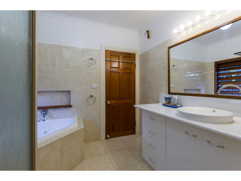 8 Toll Gate Rd, Oak Beach QLD 4877
