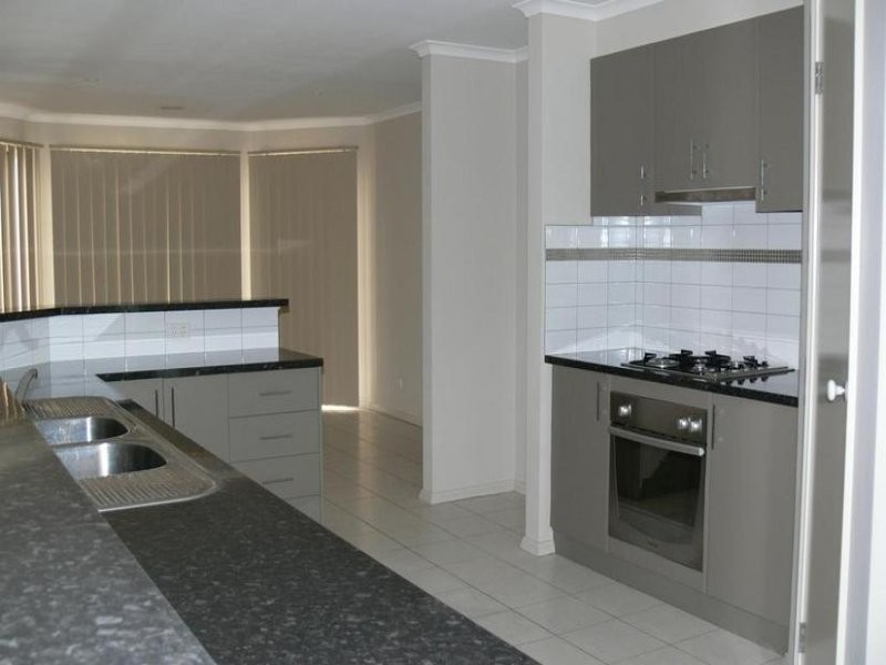 6 Aquamarine Crescent, Skye VIC 3977