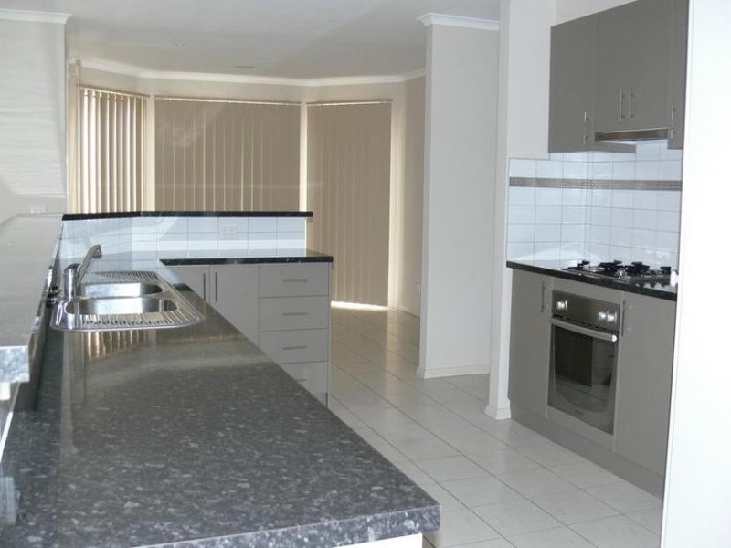 6 Aquamarine Crescent, Skye VIC 3977