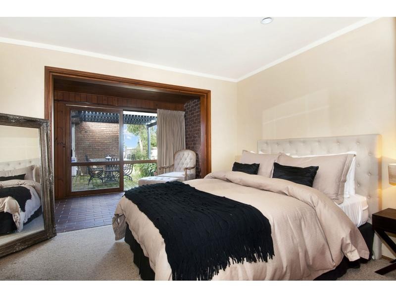 18 Two Bays Road, Mount Eliza VIC 3930