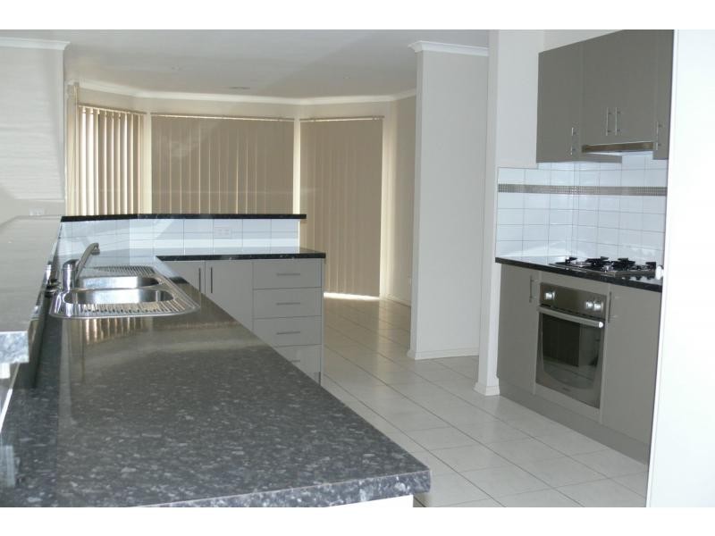 6 Aquamarine Crescent, Skye VIC 3977