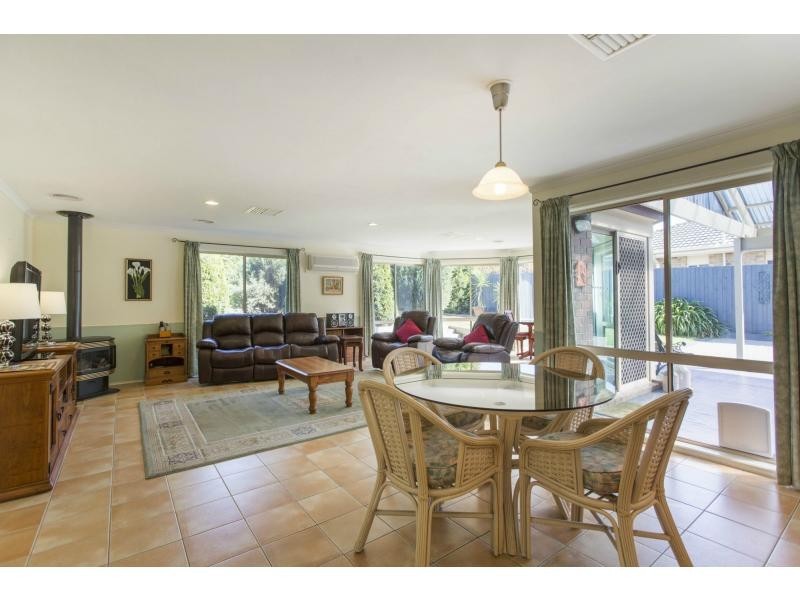 2 Swallows Close, Mornington VIC 3931