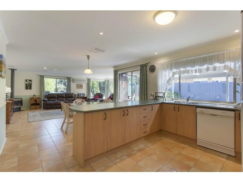 2 Swallows Close, Mornington VIC 3931