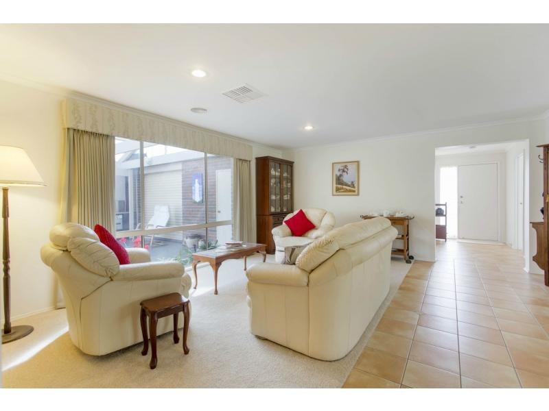 2 Swallows Close, Mornington VIC 3931