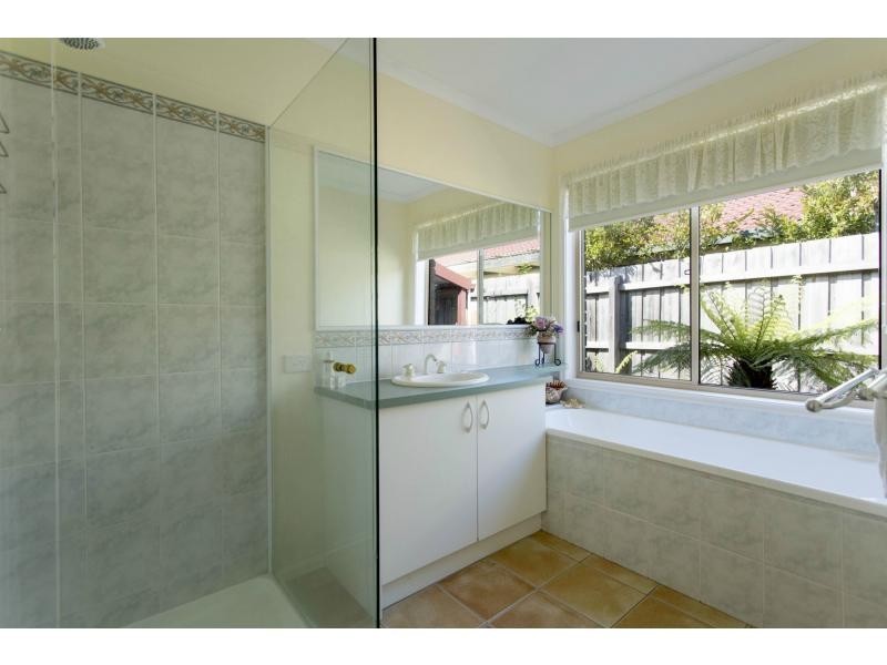 2 Swallows Close, Mornington VIC 3931