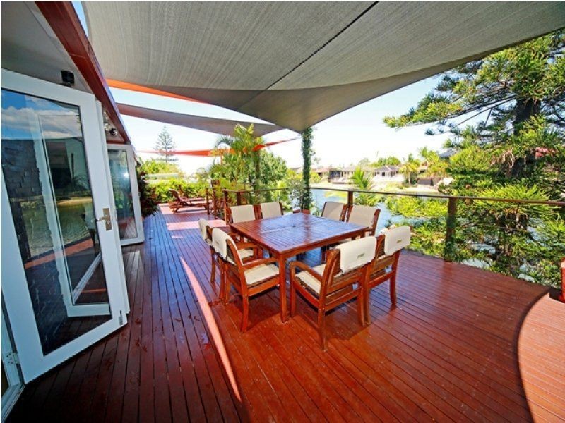 7 GRETEL Drive, Mermaid Waters QLD 4218