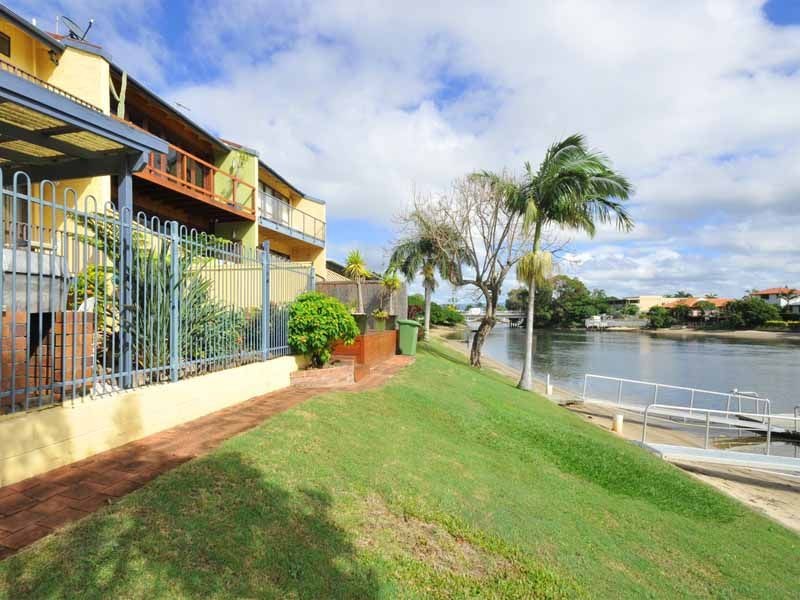 Duplex 3/23 Hooker Boulevard, Broadbeach Waters QLD 4218