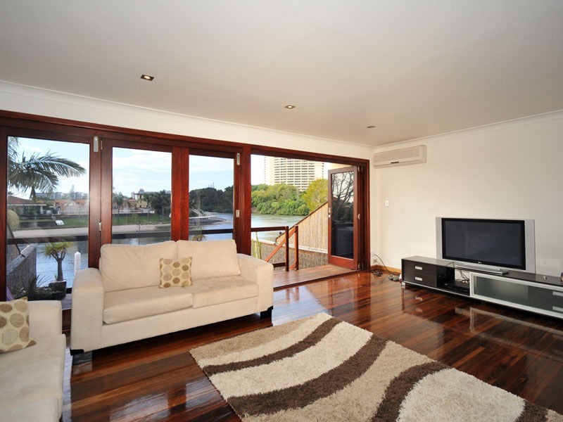 Duplex 3/23 Hooker Boulevard, Broadbeach Waters QLD 4218