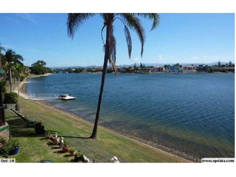 33 Duet Drive, Mermaid Waters QLD 4218