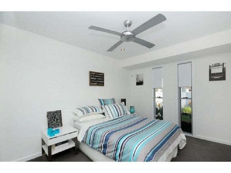 5 Kurrawa Avenue, Mermaid Waters QLD 4218