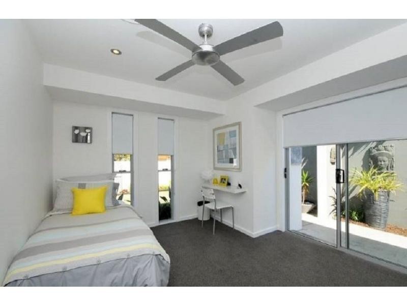 5 Kurrawa Avenue, Mermaid Waters QLD 4218