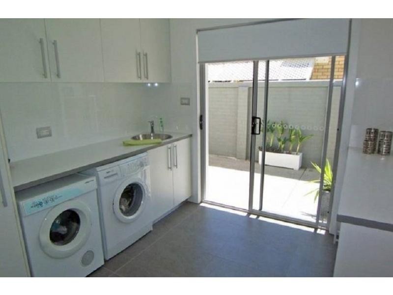 5 Kurrawa Avenue, Mermaid Waters QLD 4218