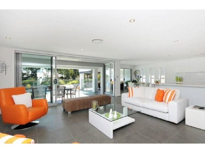 5 Kurrawa Avenue, Mermaid Waters QLD 4218