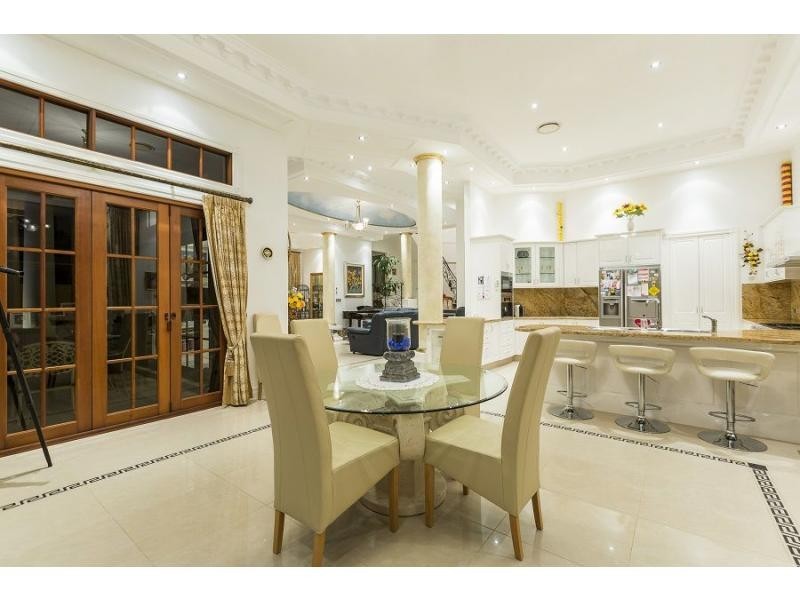 8 KING JAMES COURT, SOVEREIGN ISLAND, Sovereign Islands QLD 4216