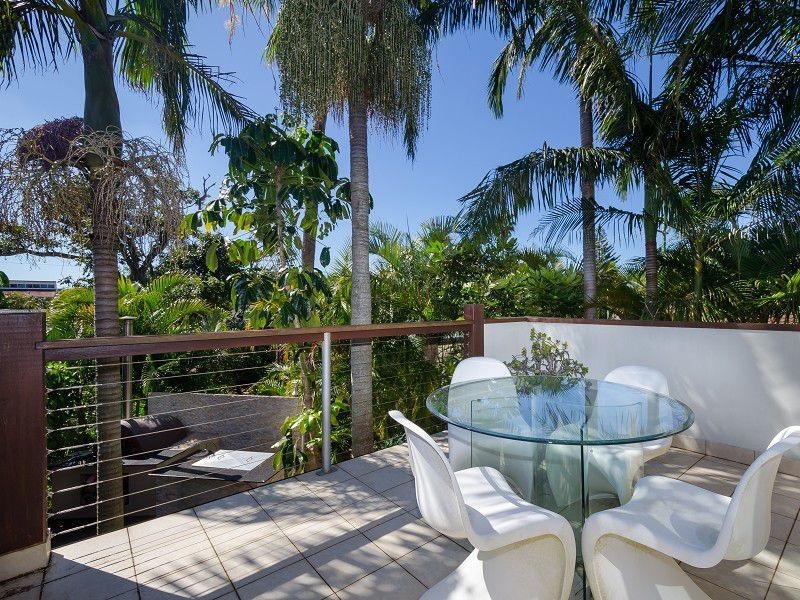 1 Monterey Court, Broadbeach Waters QLD 4218