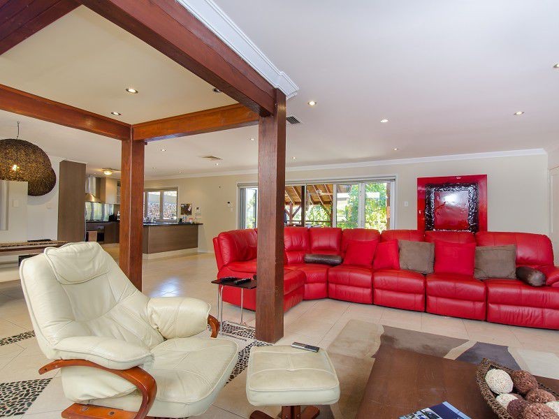 1 Monterey Court, Broadbeach Waters QLD 4218