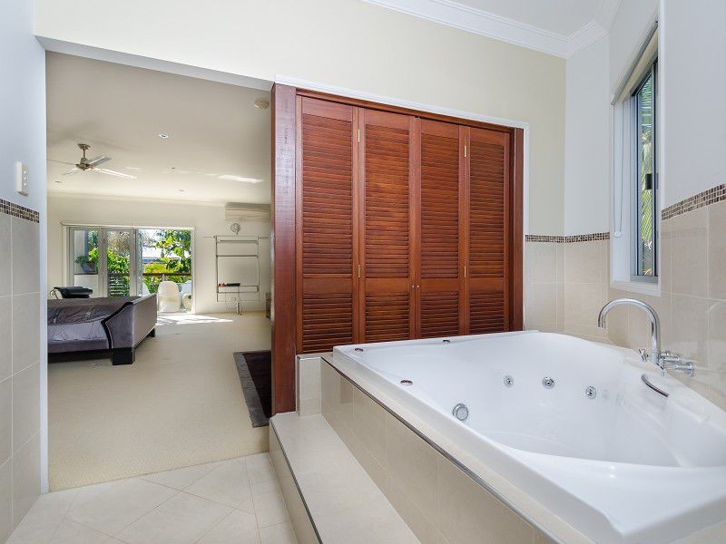 1 Monterey Court, Broadbeach Waters QLD 4218