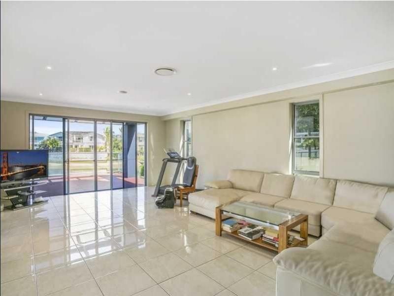 6 Cessnock Close, Mermaid Waters QLD 4218