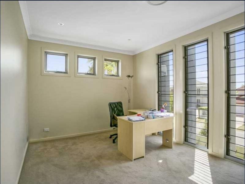 6 Cessnock Close, Mermaid Waters QLD 4218