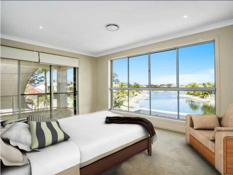 6 Cessnock Close, Mermaid Waters QLD 4218