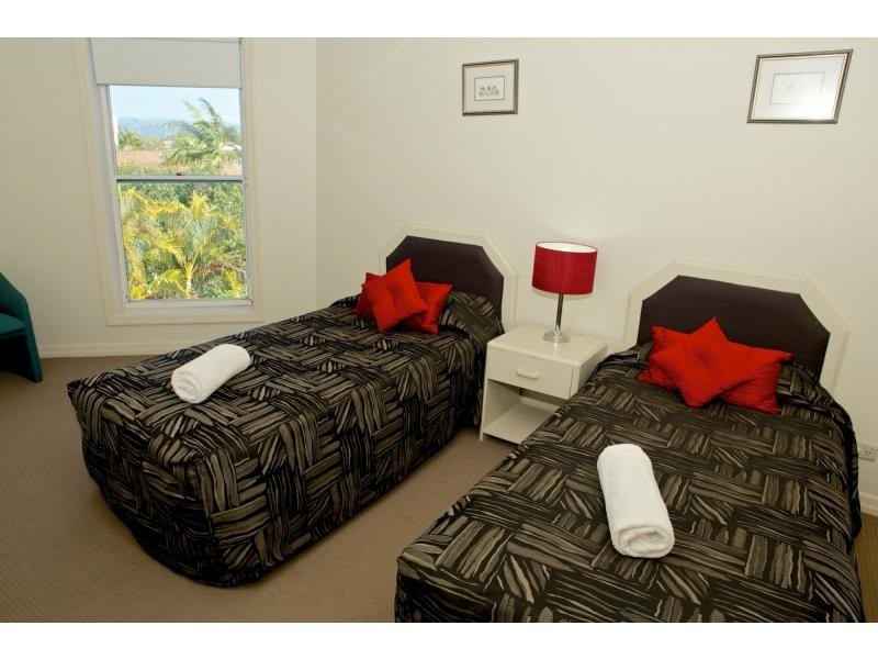 1/11 Eady Avenue, Broadbeach Waters QLD 4218